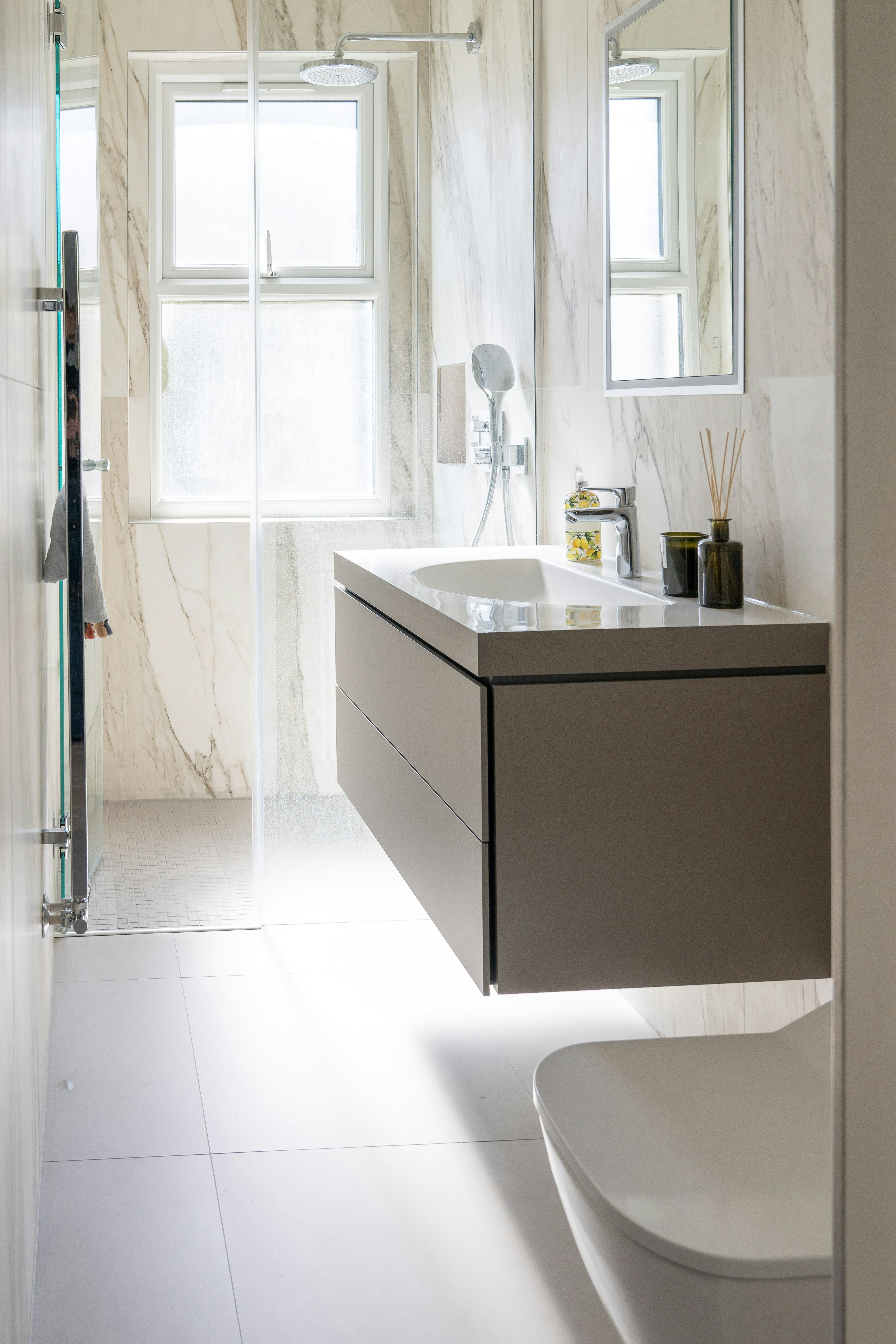 white ceramic sink with mirror